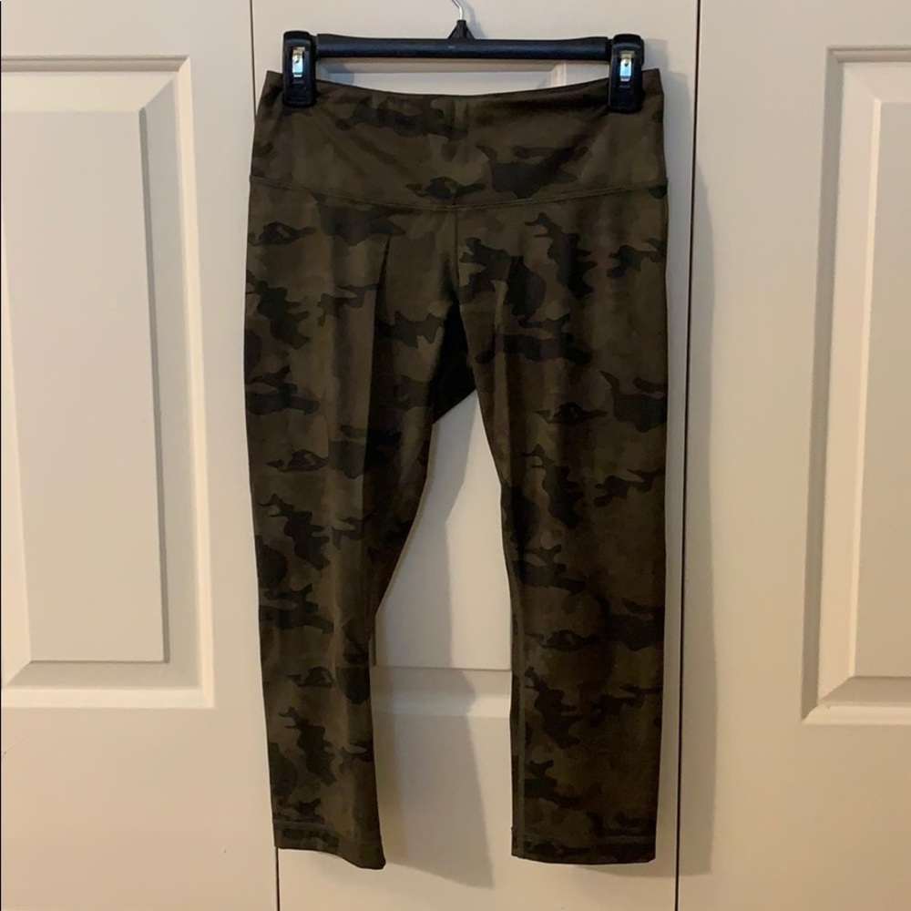 Lululemon crops size 6